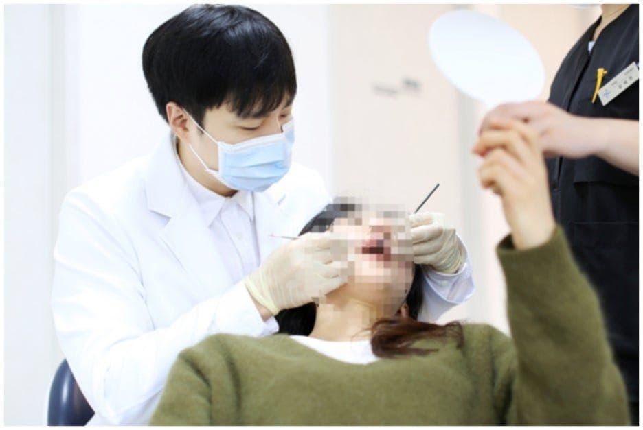 너무 하얀 앞니가 어색한 이유 사진.