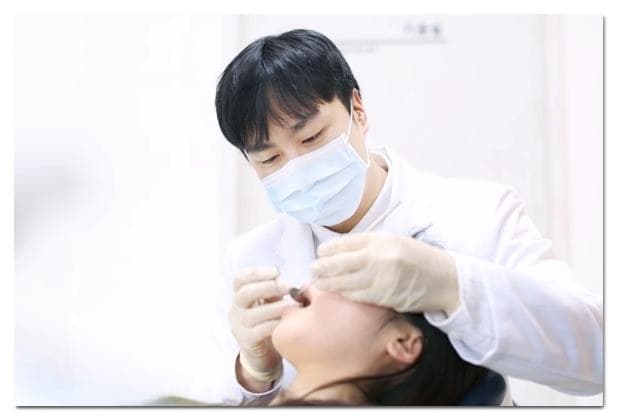 교정 후 블랙트라이앵글이 생기는 이유 사진.